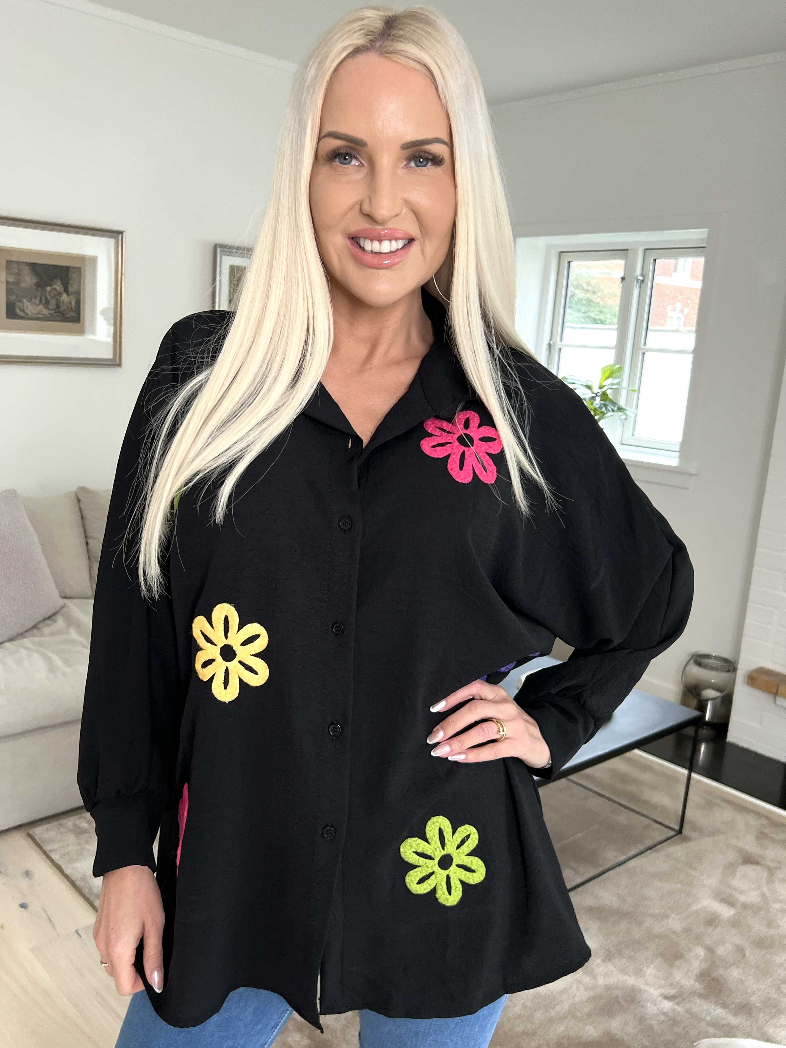 Katrin - Skjorte med fine farvet blomster foran